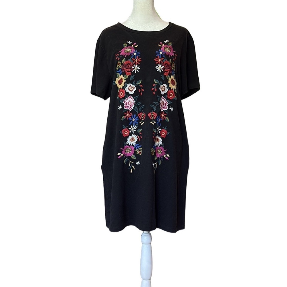 Umgee Size L black dress with floral embroidery. Short sleeves colorful